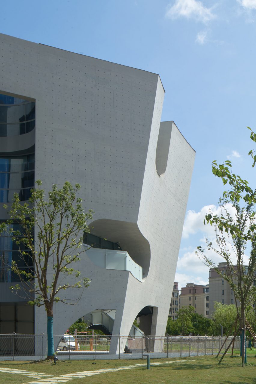 A grey concrete centre by Steven Holl