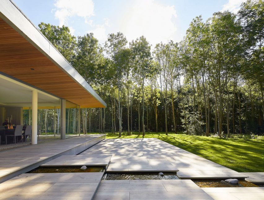 Entrance patio in House in The Lakes by Yoo, by Broadway Malyan