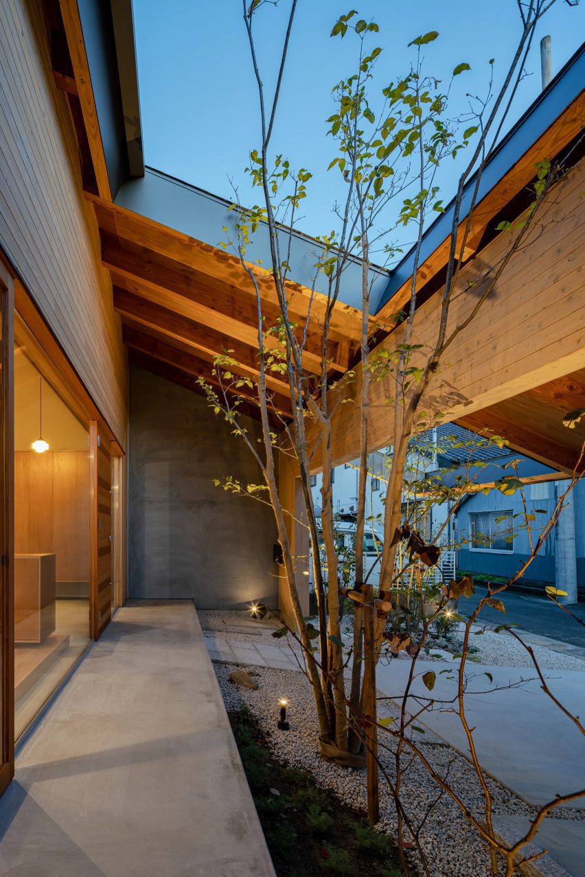 Overhanging roof of Imaise House