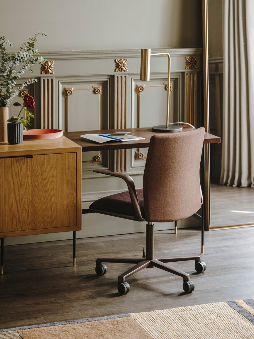 A photograph of the Kinesit Met chair by Lievore Altherr Molina for Arper