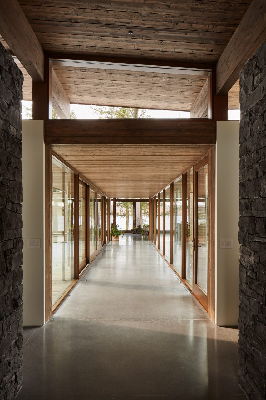 Brome Lake residence by Atelier Pierre Thibault