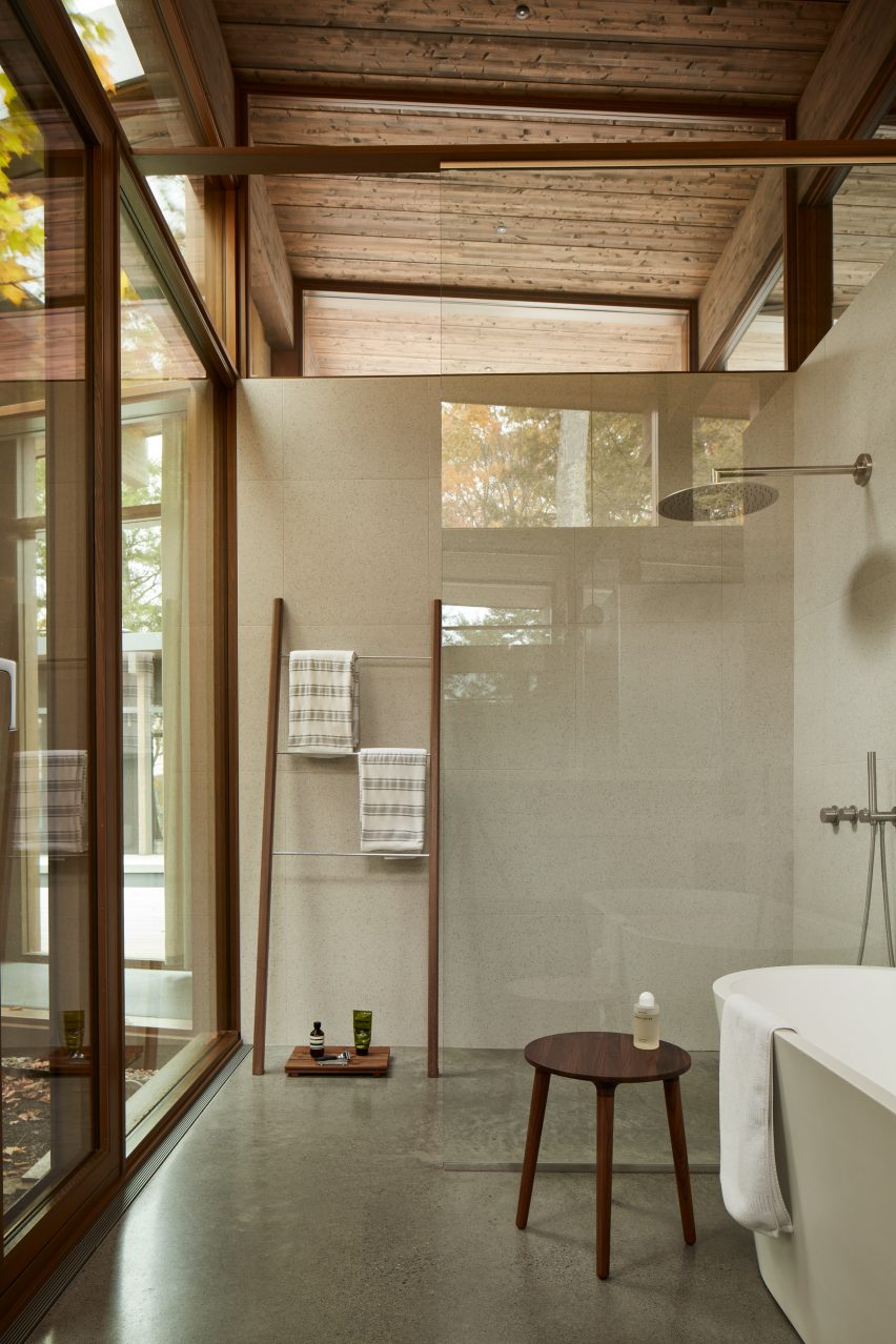 Brome Lake residence by Atelier Pierre Thibault