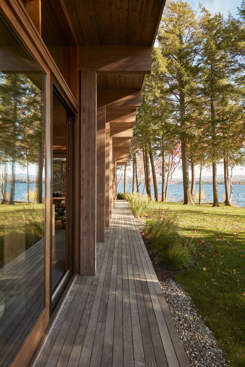 Brome Lake residence by Atelier Pierre Thibault
