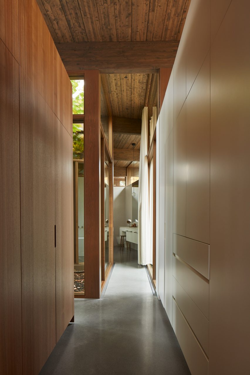 Brome Lake residence by Atelier Pierre Thibault
