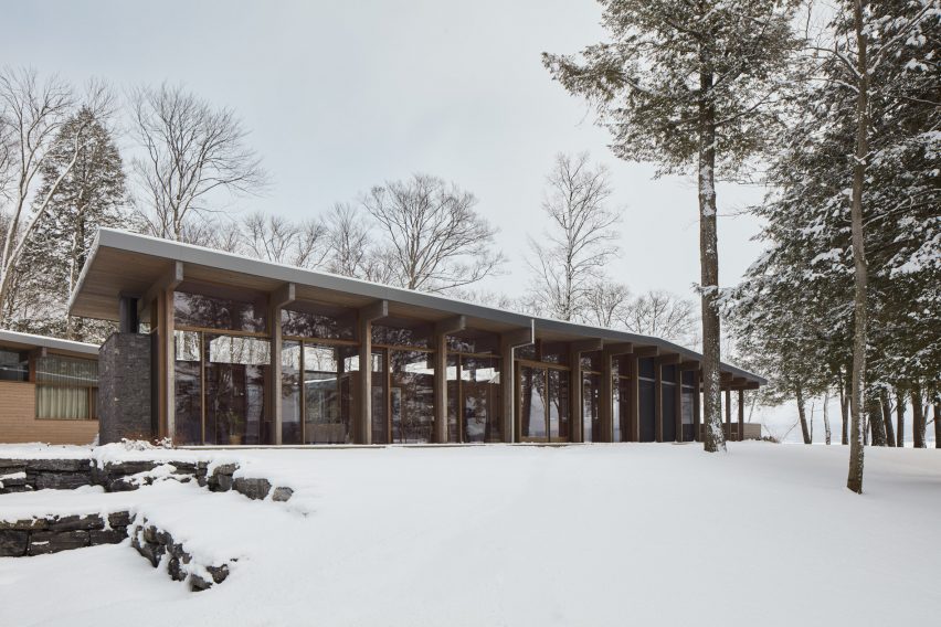 Brome Lake residence by Atelier Pierre Thibault