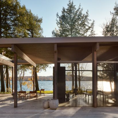 Two angular wings form Quebec chalet by Atelier Pierre Thibault
