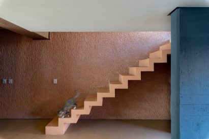 Sculptural floating staircase