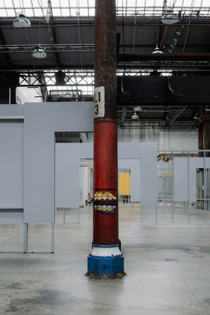 now show connects to the existing columns and architectural features
