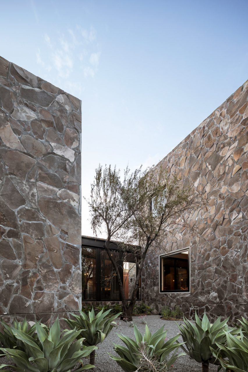 Office Casa Leyros by 1540 Arquitectura