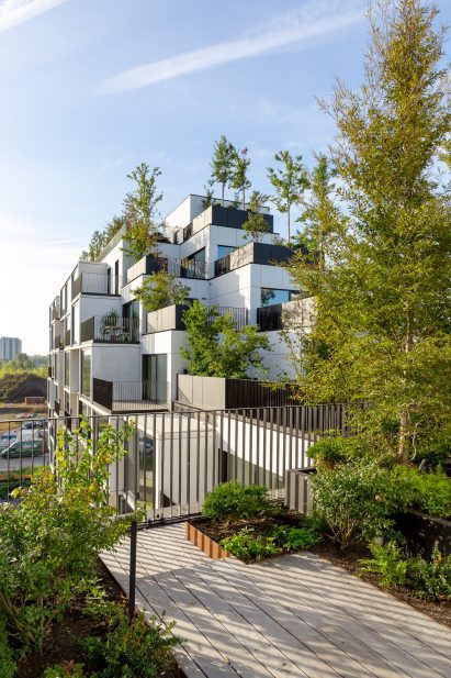 Apartment balcony by Stefano Boeri
