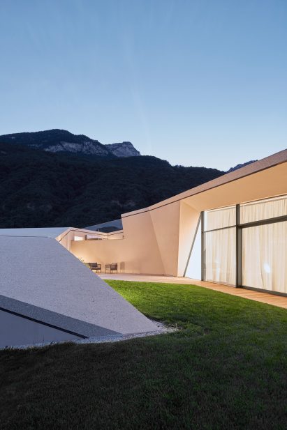 Kastelaz Hof by Peter Pichler Architecture tapers into the ground 