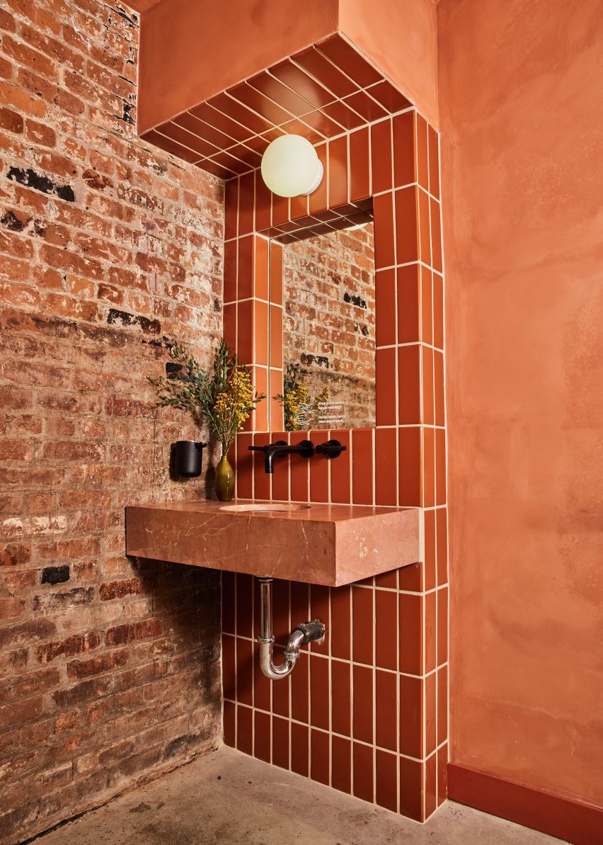 Russet-hued bathroom