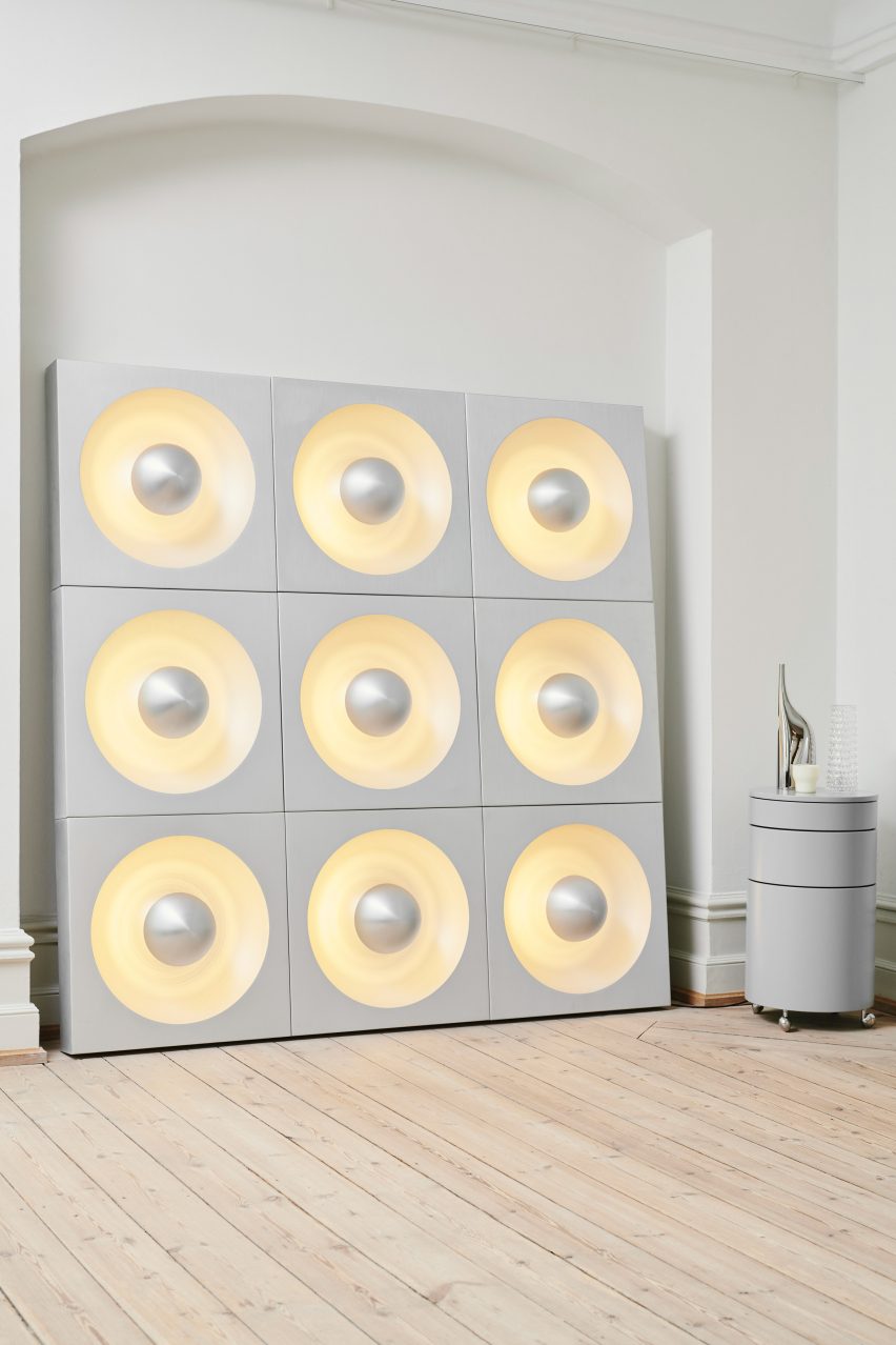 Spiegel lamp has a square shape