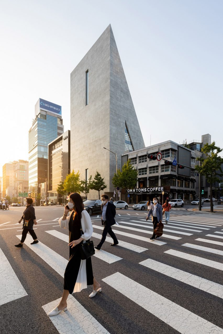The concrete exterior of ST/SongEun Building