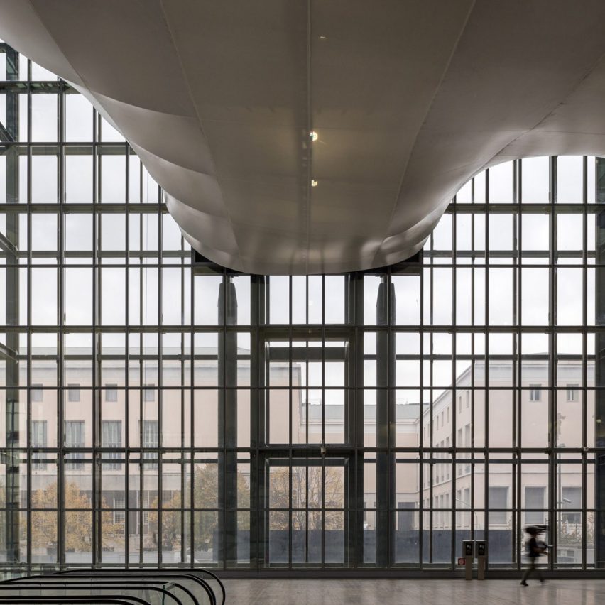 Large segmented window with biomorphic form on ceiling