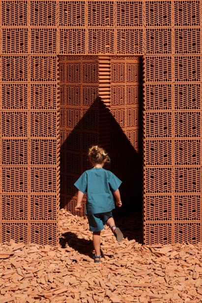 Thermal clay brick installation