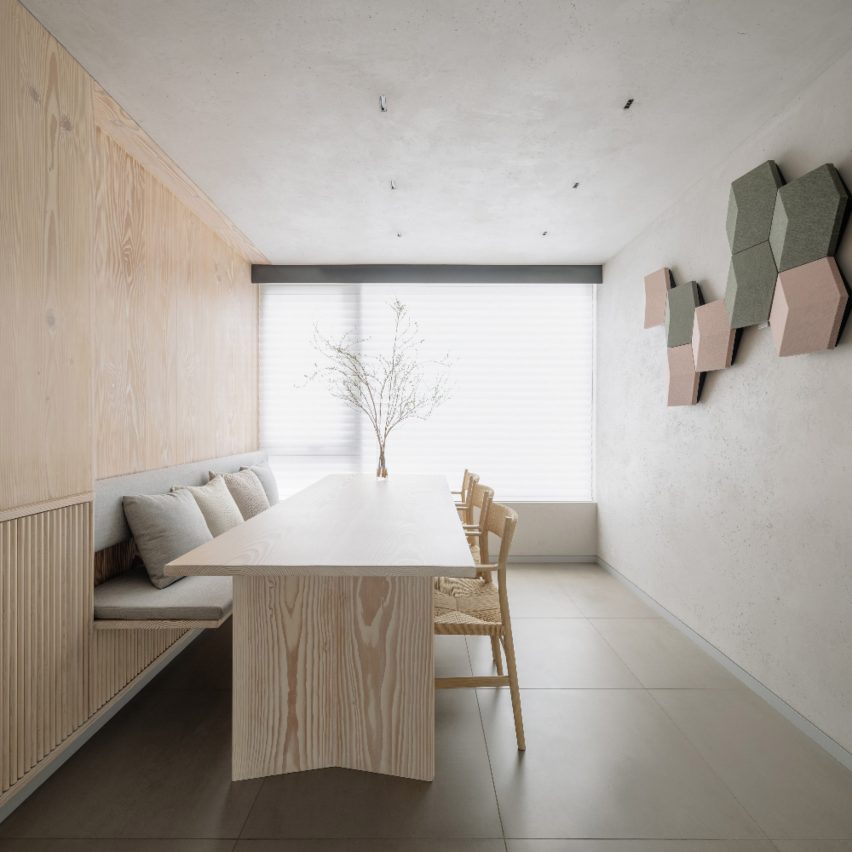 Dining room of Urban Cottage apartment by Lukstudio
