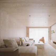 Living room of Urban Cottage apartment by Lukstudio