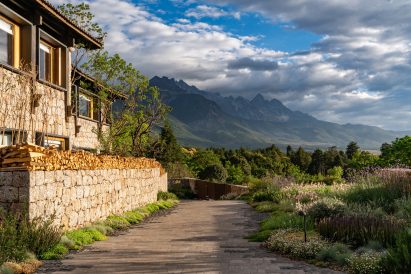 A hotel overlooks the mountains at alpine gardens