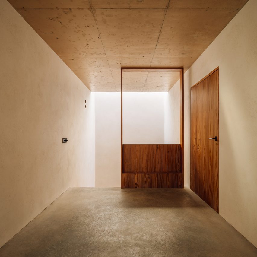 Casa 2 Porto is an annexe designed by Bak Gordon Arquitectos