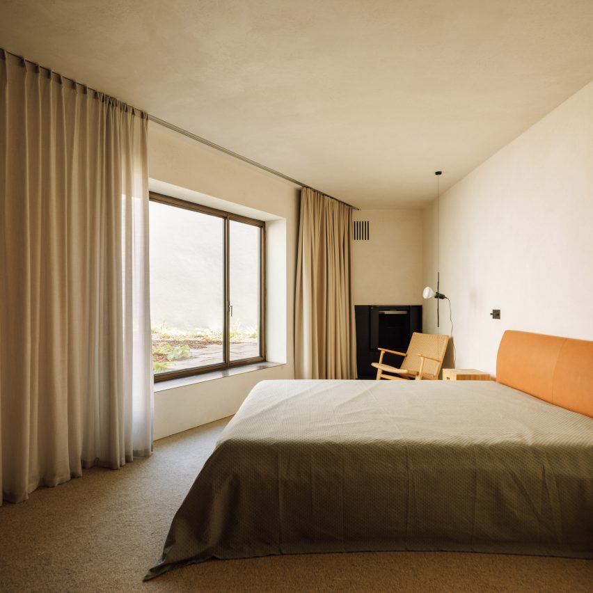 Casa 2 Porto is an annexe designed by Bak Gordon Arquitectos