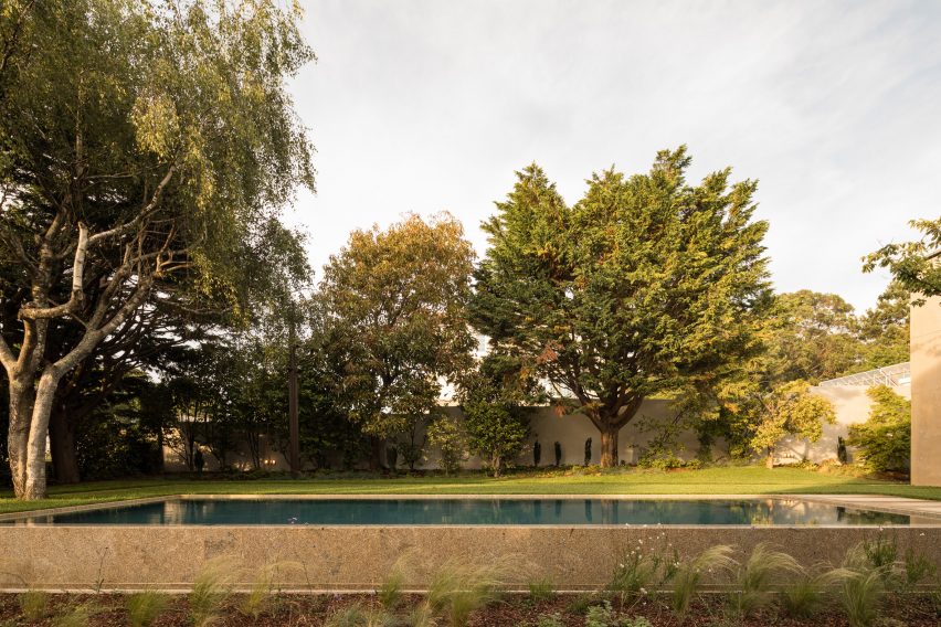 Casa 2 Porto is an annexe designed by Bak Gordon Arquitectos