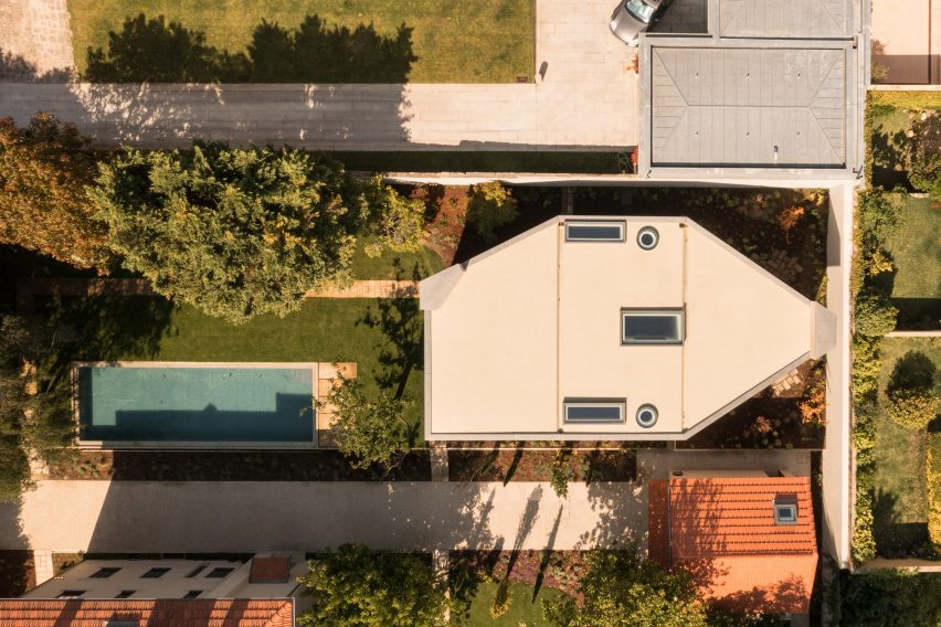 Casa 2 Porto is an annexe designed by Bak Gordon Arquitectos