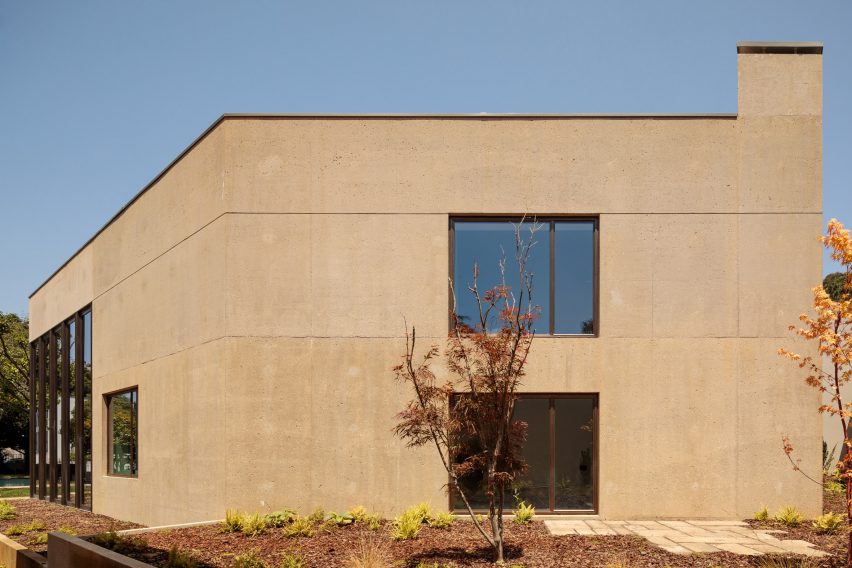 Casa 2 Porto is an annexe designed by Bak Gordon Arquitectos