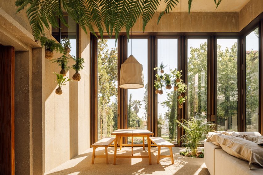Casa 2 Porto is an annexe designed by Bak Gordon Arquitectos