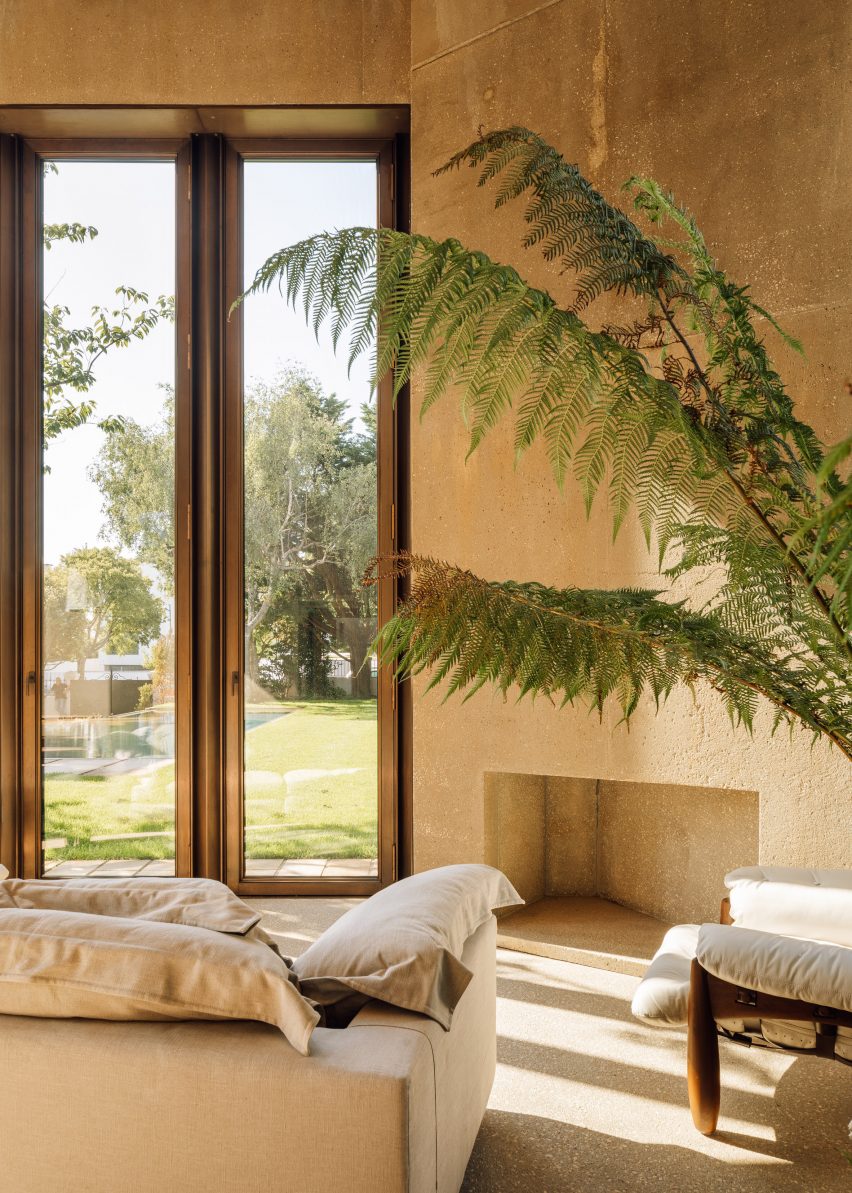 Casa 2 Porto is an annexe designed by Bak Gordon Arquitectos