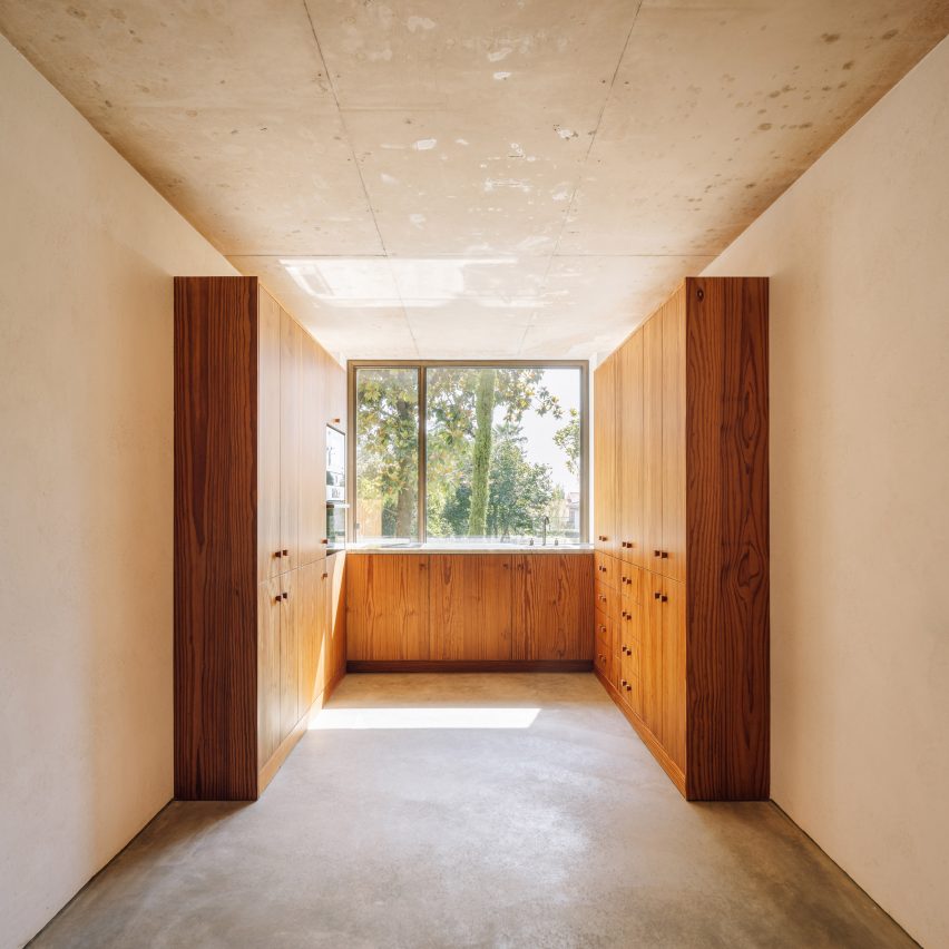 Casa 2 Porto is an annexe designed by Bak Gordon Arquitectos