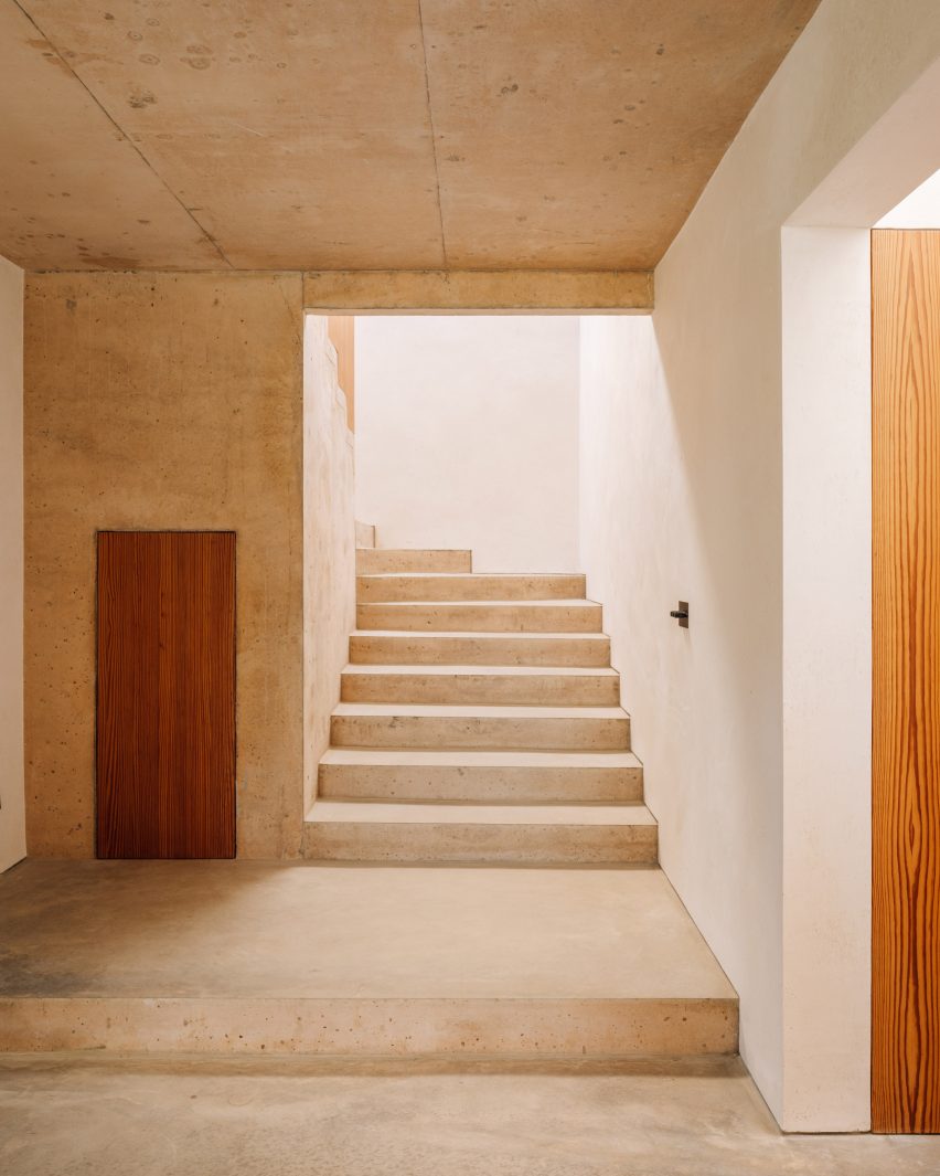 Casa 2 Porto is an annexe designed by Bak Gordon Arquitectos