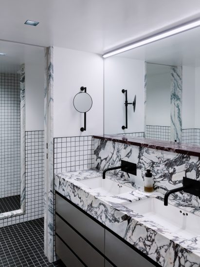 Dramatic black-and-white bathroom