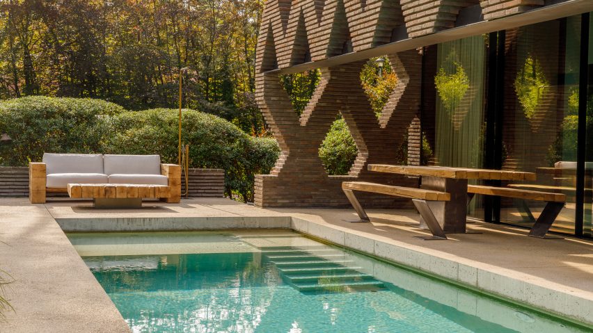 The Bocuse dining table used in an outdoor poolside setting