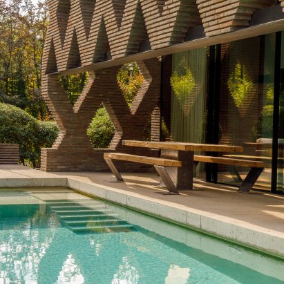The Bocuse dining table used in an outdoor poolside setting