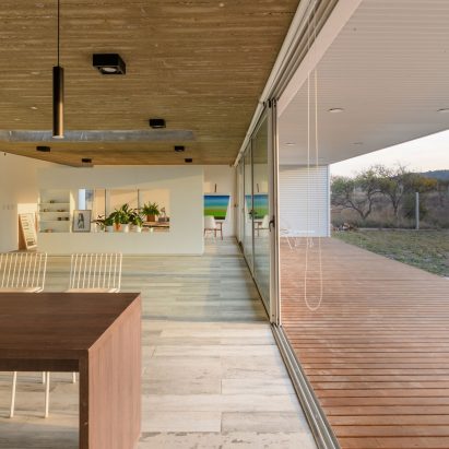 White walls enclose Casa La Hornilla by STC Arquitectos in Argentina