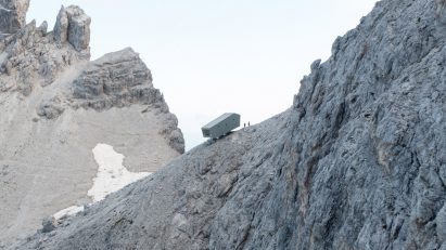 Image of the cabin on a cliff edge