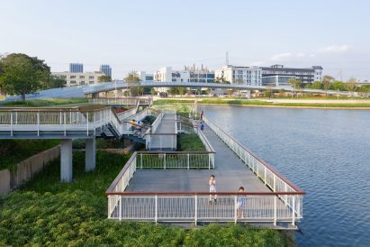 There are winding steps and footpaths at Haoxiang Lake Park