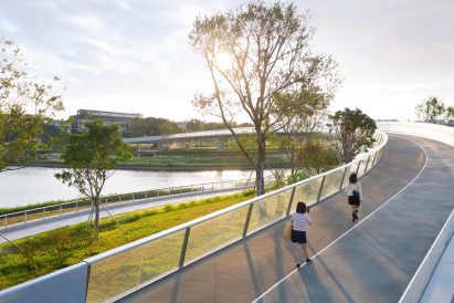 A bridge has a tapering rise at Haoxiang Lake Park