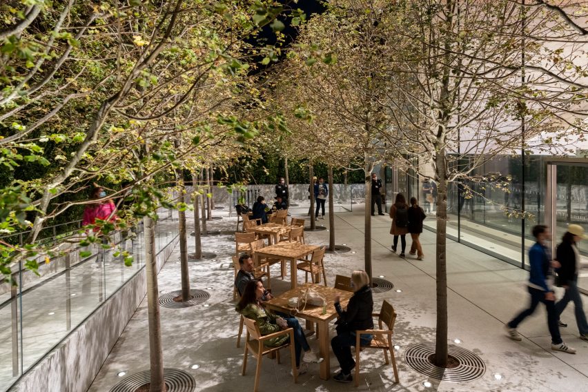 Seating areas in the garden of the Bagdat Caddesi Apple Store