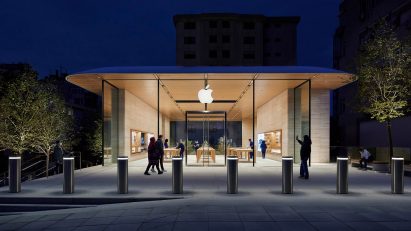 Apple store Bagdat Caddesi has a glazed facade