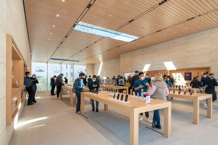 Bagdat Caddesi Apple Store has wooden furnishings