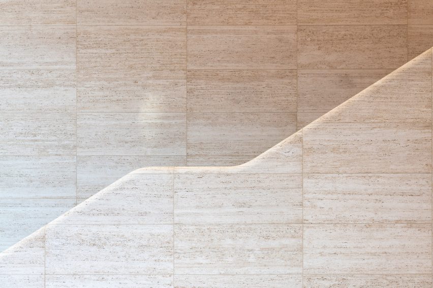 Bagdat Caddesi Apple Store has travertine walls