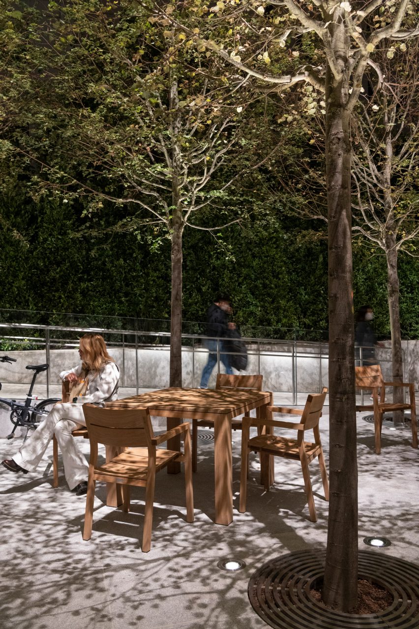 Bagdat Caddesi Apple Store has gardens with trees