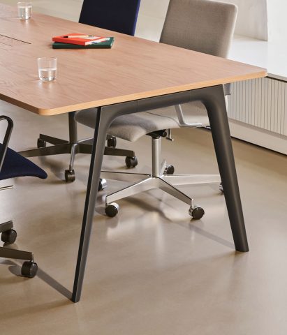 Pluralis table by Fritz Hansen
