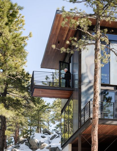 Cantilevering viewing platform