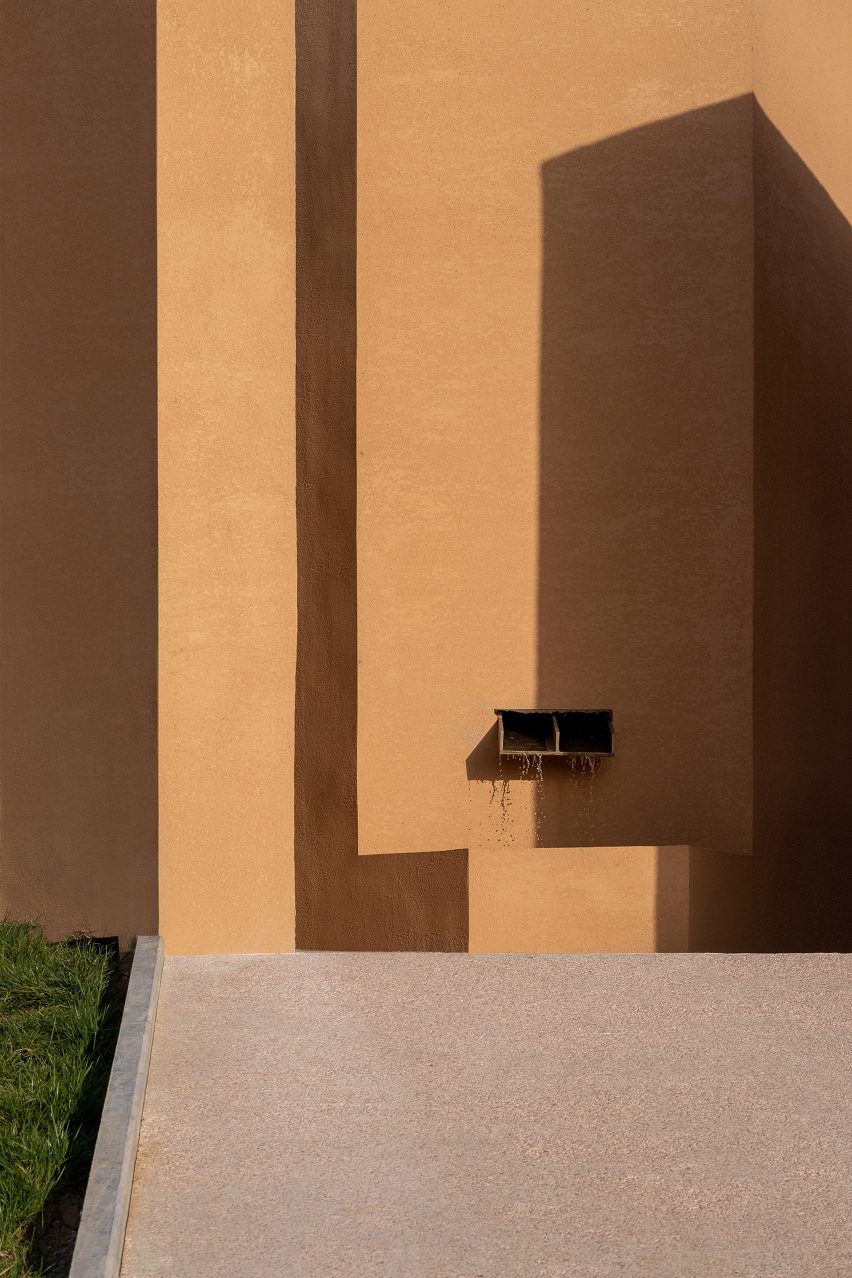 Walls with earth-coloured render
