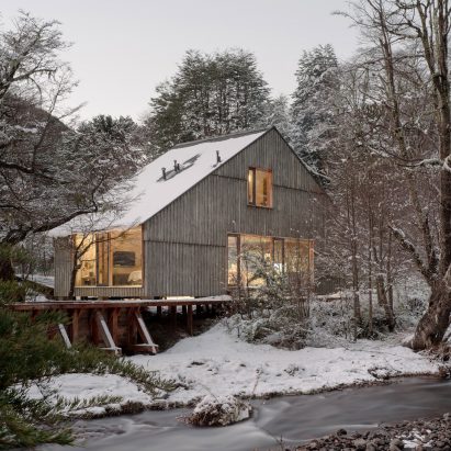 Iragüen Viñuela Arquitectos completes Chilean ski cabin atop reused foundations