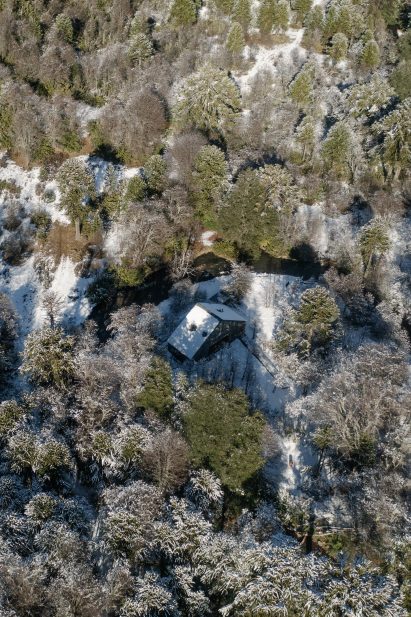 Chilean ski cabin by Iragüen Viñuela Arquitectos