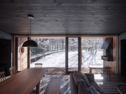Living room of Iragüen Viñuela Arquitectos ski cabin